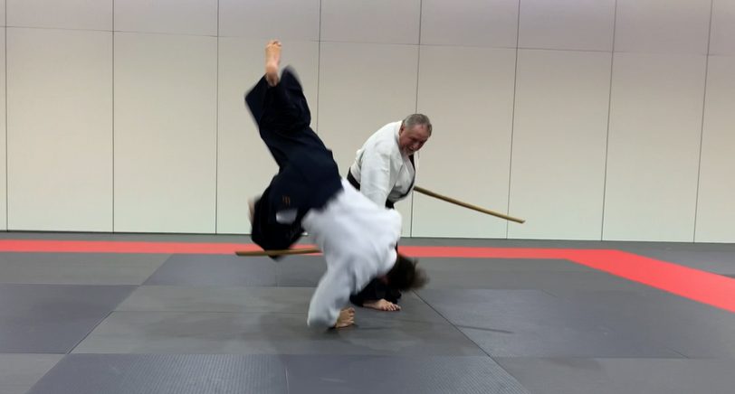 Technique de projection sur le tatami rouge et gris